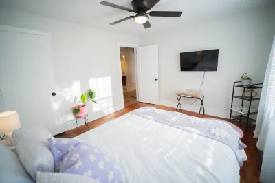 Unbeatable Location! New 2 Bed 1 Bath Peaceful Oasis! The Cotton Exchange Livery附近的飯店