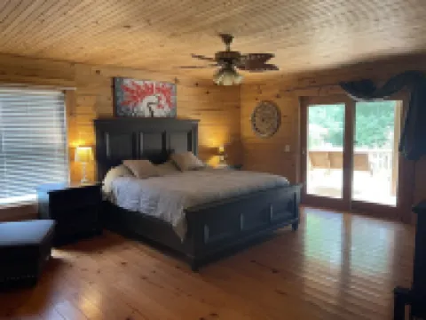Unique lakefront 3 BR cabin directly on Lake Hartwell! 20 min drive to Clemson!
