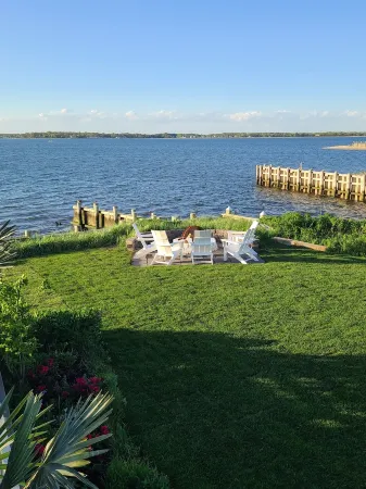 Hamptons Waterfront Escape/ Hot Tub & Resort Style