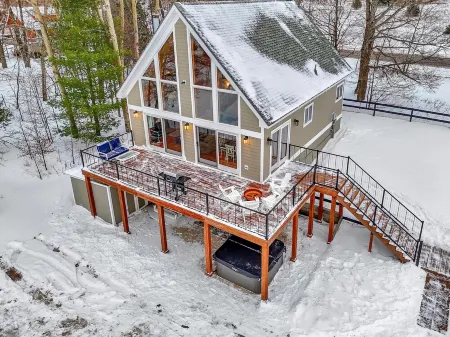 Mountain Cabin overlooking Boyne near Nubs W/ Hot Tub