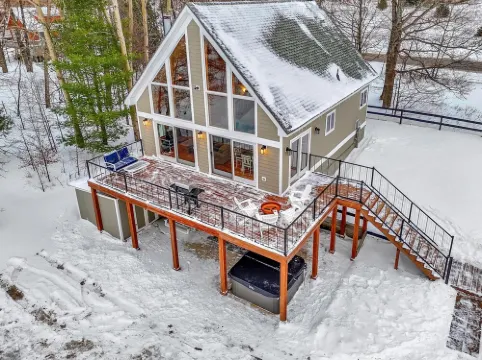 Mountain Cabin overlooking Boyne near Nubs W/ Hot Tub
