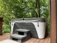 Hocking Hills Serenity Chalet with Hot tub!