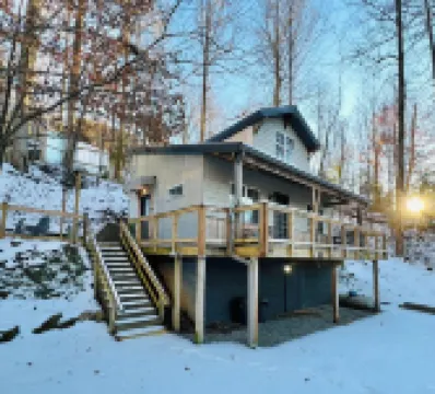 Hillside Haven: King Loft, Wifi,Hot Tub & Fire Pit, 2 Lights to Downtown!