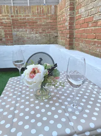 Historic cosy Old Town cottage-parking, garden, 2-min walk to beach Отели рядом с достопримечательностью «Shell Grotto»