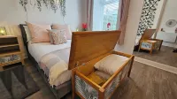 The Ferns - Shared Garden Apartment With Parking. Hotels in 