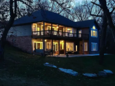 5-Bedrooms on the water! 2 Kitchens, Hot Tub, and Theatre! Hotels in Grove
