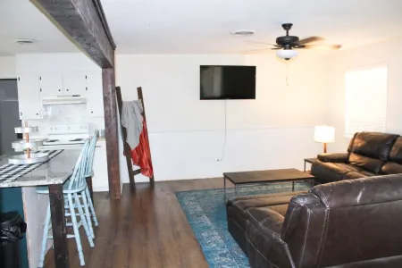 High Plains Hideaway-Cozy and convenient to TTU, LCU, Medical District and more!