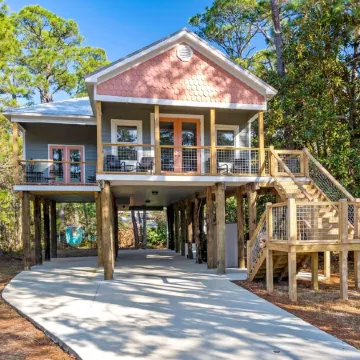 Gorgeous Magnolia Cottage: With Bicycles/Beach Equipment- Pet Friendly! Private!