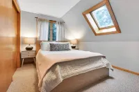 Sunday River less than 1 mile! Hot Tub! Fire Pit! Sleeps 10!
