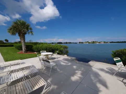 Beautifully Updated 2 Bed / 1 Bath on Intercoastal