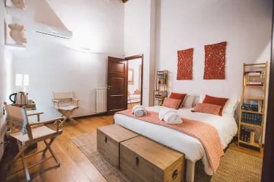DuoMo SeaView RedSuite-Luxurious, Renovated, Air-conditioned Sea-Free WiFi Hotel in zona Playa del Sol Taguali