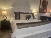 Luxury Studio Condo, 1 King bed, Amazing Location!!