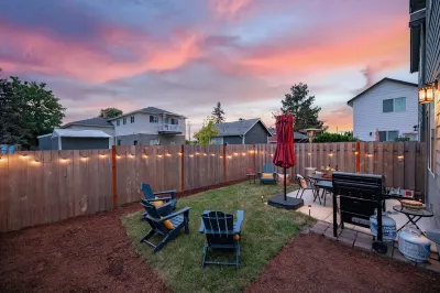 Dog-Friendly Downtown Carlton Townhouse #6, Steps to Tasting, Dining, Shops, BBQ