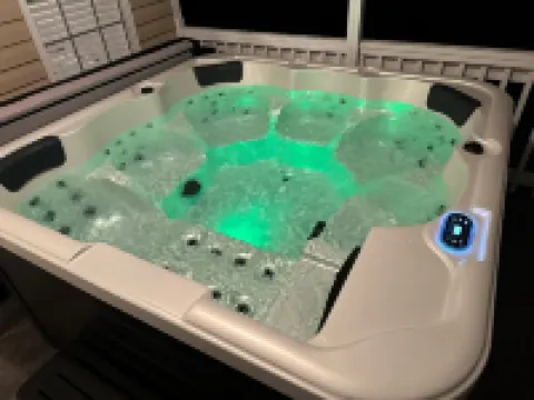 Cozy Home~HotTub~120" LaserTV