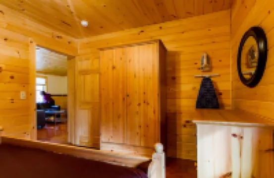 Rustic yet Modern Log Cabin, Cayuga Wine Trail, Dog Friendly, Open Year Round