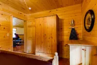 Rustic yet Modern Log Cabin, Cayuga Wine Trail, Dog Friendly, Open Year Round