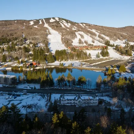 NEW Ski in/out condo with Mt views, hot tub, porch, gym & wifi!