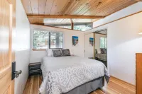 Tahoe's Gem - A Cozy Heart-of-Adventure Getaway. Min to lake, ski, hike, bike