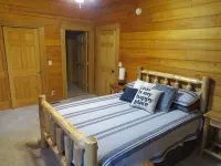 Cozy lakehouse retreat w/kayaks, high speed Wi-Fi, and pet friendly!