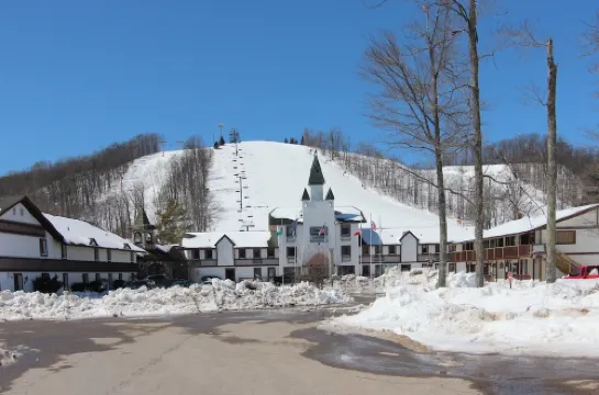 Contemporary Hideaway at Schuss Village at Shanty Creek