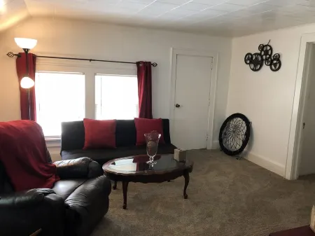 Cozy 2 bedroom upper- Racine WI Отели в г. Racine County