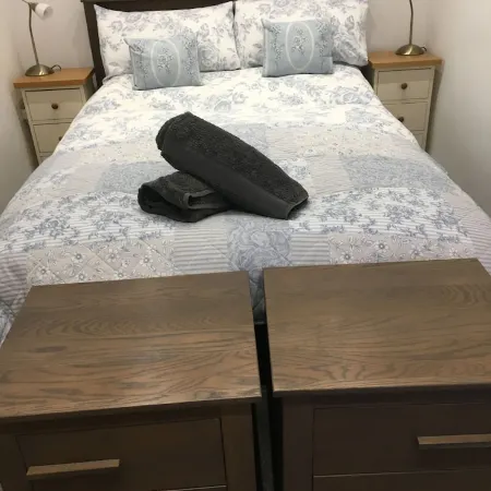 LUXURY 1 BED  FLAT  WITH GARDEN  - 2 MINS WALK TO RIVER  -  DOG FRIENDLY