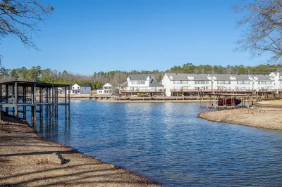 Cheerful & Stylish 4 Bedroom Lake-Side House