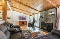 Tahoe's Gem - A Cozy Heart-of-Adventure Getaway. Min to lake, ski, hike, bike Hotels in Dollar Point