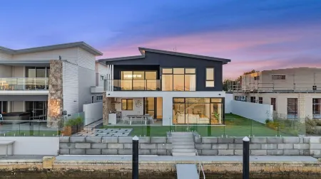 Ultimate luxury on the canal Отели в г. Джограф