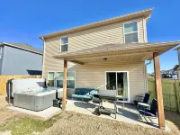 The Bird House - Private Hot Tub, 2 Miles to U of A, Baum & Fayetteville Square