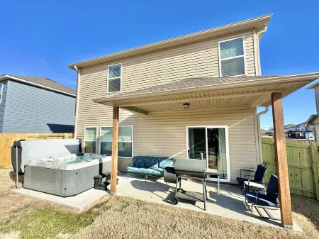 The Bird House - Private Hot Tub, 2 Miles to U of A, Baum & Fayetteville Square Отели рядом с достопримечательностью «Арканзас Эр энд Милитари Музеум»