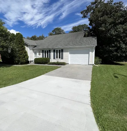 Cozy Beaufort Home with Hot Tub and Boat Driveway