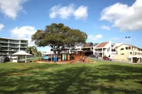 Beach House @ Moffat ~ 100m walk to beach