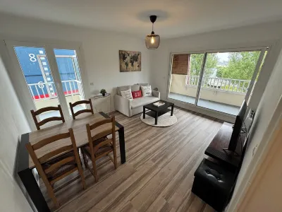 Large modern F3 - near port Hotels in 