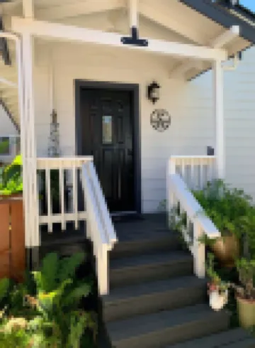 Cozy Cottage 1 Bedroom with King Bed Fenced Pet Yard 5Min Walk to Old Roseville