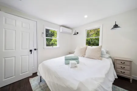 Gold Anchor Cottage - private hot tub getaway! Отели в г. Сандуич