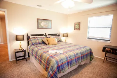 RIVER FRONT HOME NEAR KERRVILLE, HOT TUB, TUBES, FLOATS INCLUDED