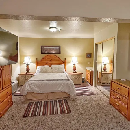 Deluxe, Spacious Studio Condo in the Heart of Prospector Square, w/ Full Kitchen