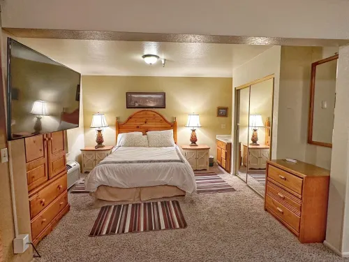 Deluxe, Spacious Studio Condo in the Heart of Prospector Square, w/ Full Kitchen