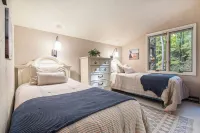 Lakefront 3 Bedroom Townhome - Fall colors and Quaint Towns - Sleeps 8