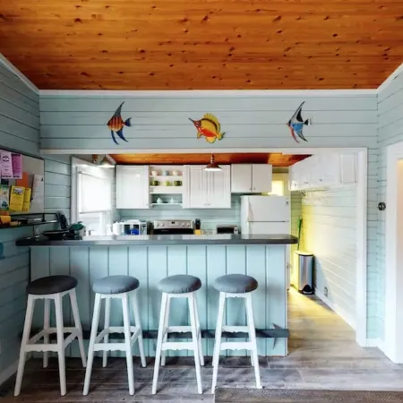 Finlandia: 3BR Avon cottage. Dog-friendly - steps from pristine beach!