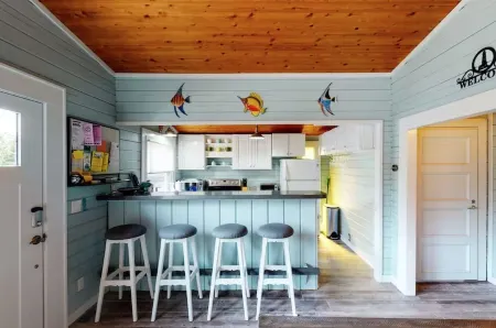 Finlandia: 3BR Avon cottage. Dog-friendly - steps from pristine beach!