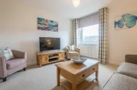 The Retreat, steps from amenities, short walk from Lake Windermere. Eco Friendly