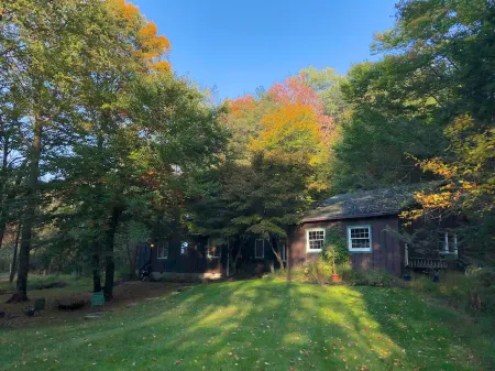 Pet Friendly Cabin Doh-Ray up  @ 1500 ft Отели в г. Вудсток