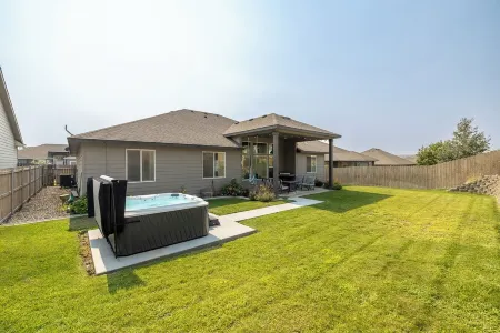 Botanical Breeze - Spacious Home in Kennewick