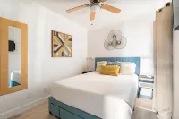 HEATED POOL, HOTTUBS, OCEAN/ GULF VIEW! Top Floor, Kitchen, Modern Decor!