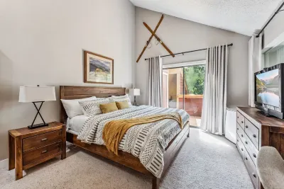 Spacious 2bd 2bth+den. Walk to slopes & Main St! Hotels in Warriors Mark