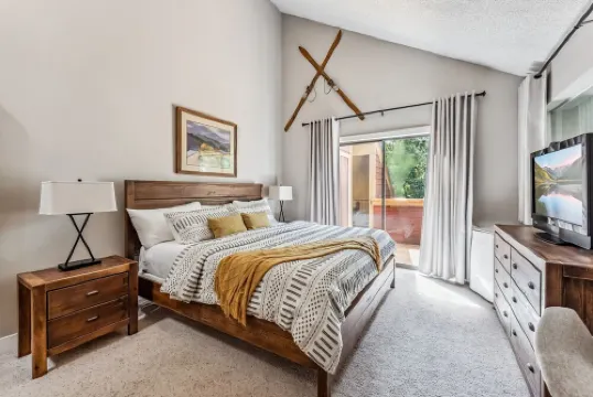 Spacious 2bd 2bth+den. Walk to slopes & Main St!