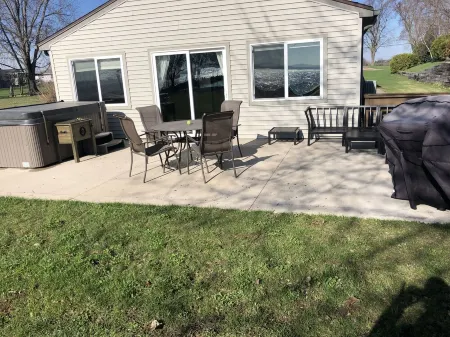 Lake Winnebago Waterfront Cottage W/Hot Tub[2 King; 1 Queen]