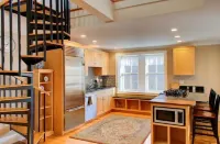 Downtown Escape ❤️ Deck, Fireplace, 95 WalkScore